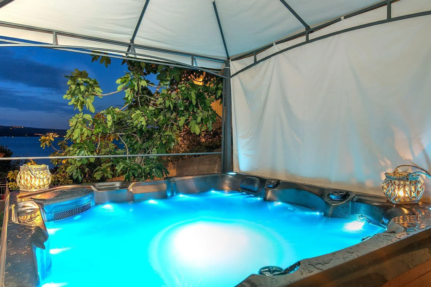 Modernes Apartment Nur 150 Meter Zum Strand Mit Pool, Jacuzzi, Meerblick, Billard Dramalj